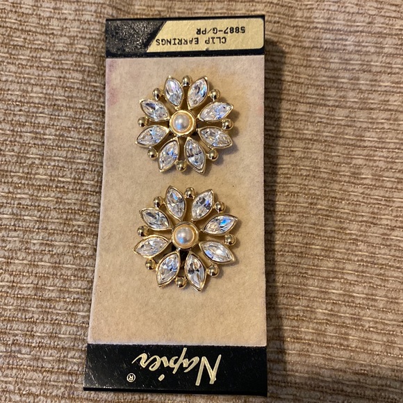 ⭐️NWT Vintage NAPIER Clip Earrings - Picture 3 of 7